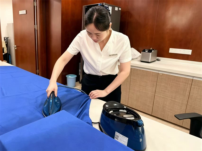 熨烫会议桌布.jpg