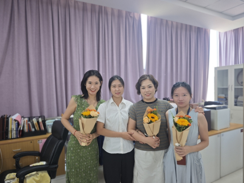 1789110859726120.jpg 与初中老师合影啦.jpg