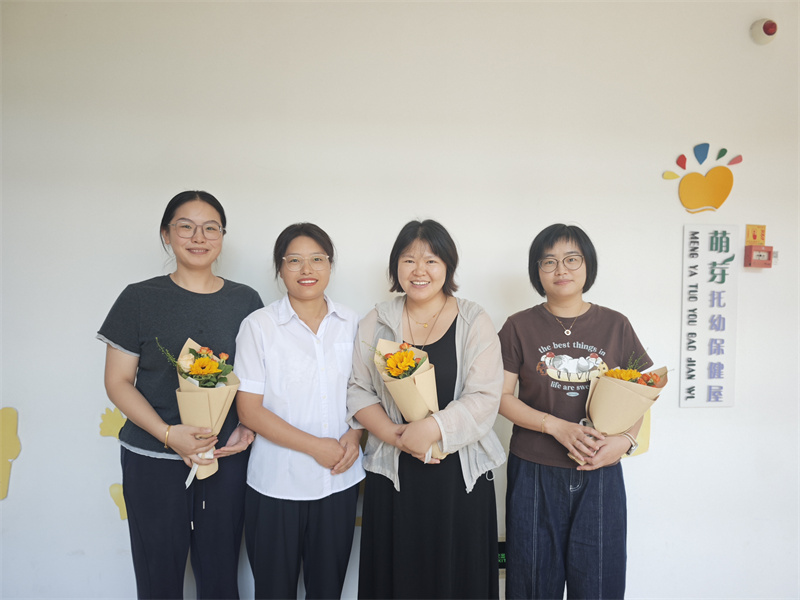 1789110866487922.jpg 与幼儿园老师合影.jpg