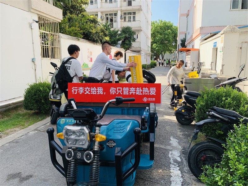 1789350444457668.jpg 帮忙搬行李.jpg