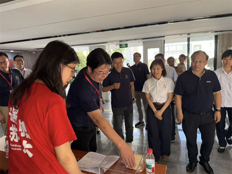 1789883292108386.jpg 王校带队检查迎新现场以及新生报到工作,并深入新生宿舍开展慰问.jpg
