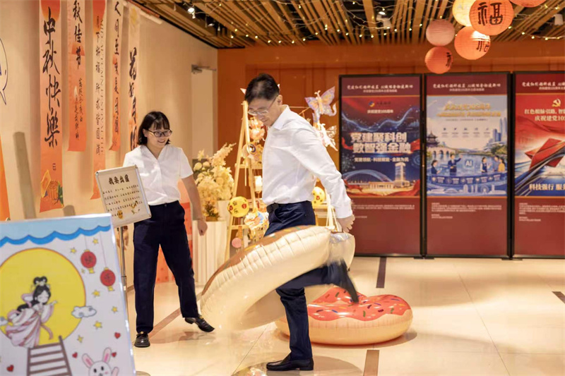 1790242050641140.jpg 行长参与游戏.jpg
