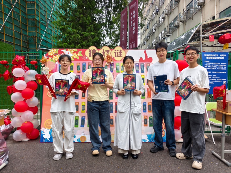 1790583750187398.jpg 同学在灯谜展示牌前打卡拍照.jpg.jpg